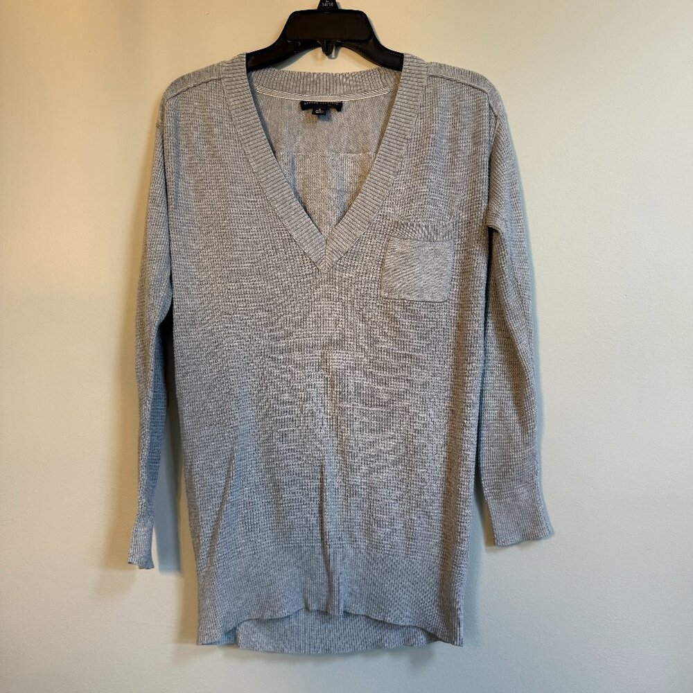 Banana Republic V-Neck Waffle Knit Shirt in size small